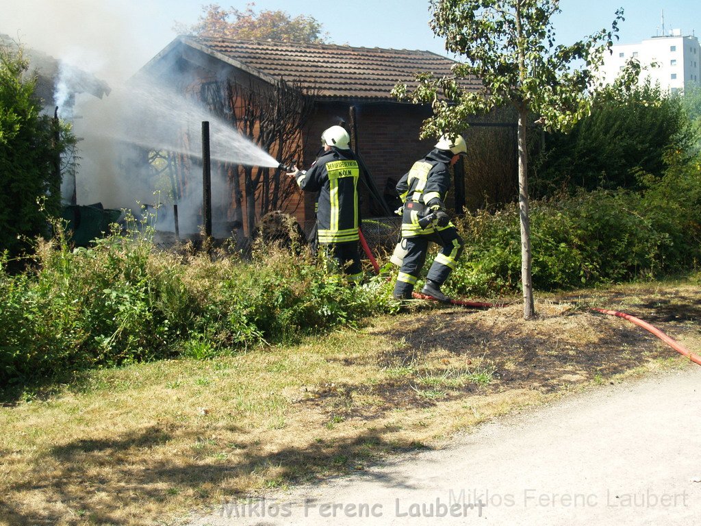 Gartenlaube in Vollbrand Koeln Poll Im Gremberger Waeldchen P044.JPG